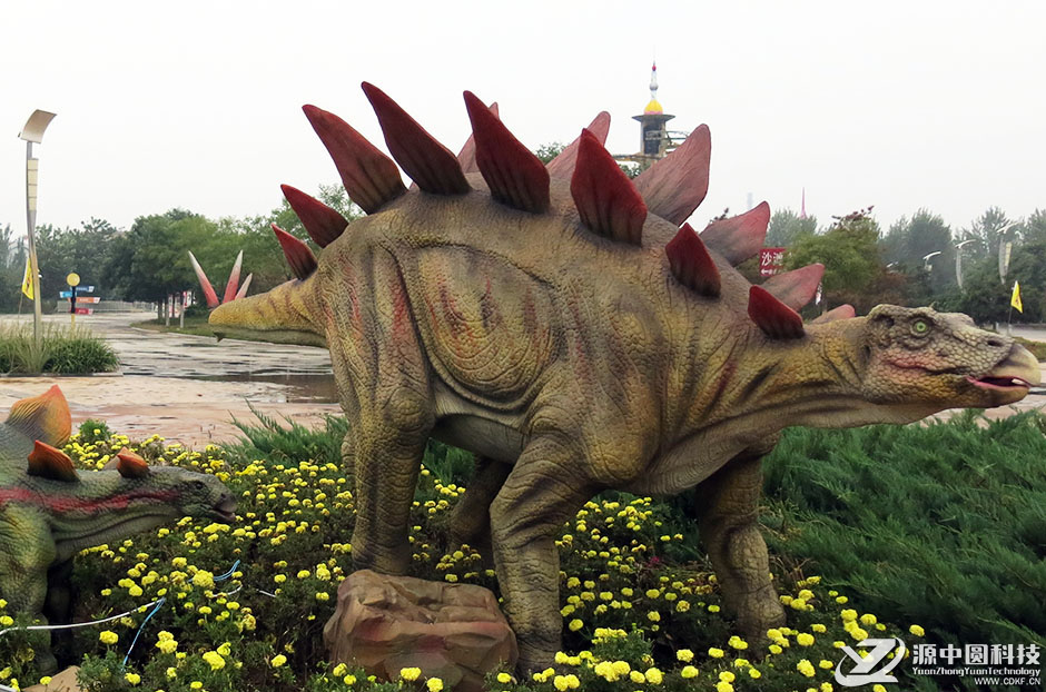 游乐场的恐龙雕塑