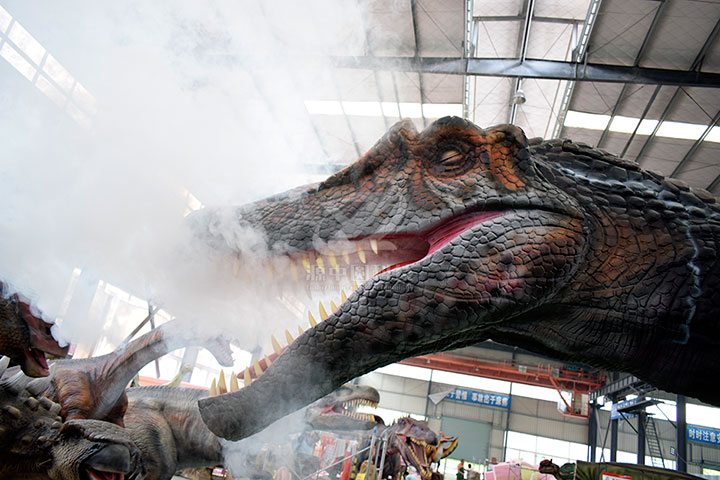 爱“抽烟”的仿真恐龙