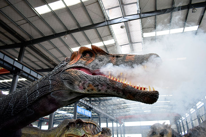 爱“抽烟”的仿真恐龙