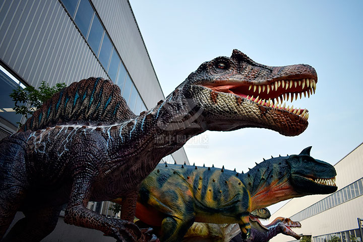 《恐龙奇观：景区动态展览的仿真大恐龙引爆惊喜》