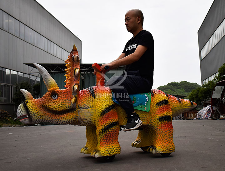 卡通三角龙童车测试