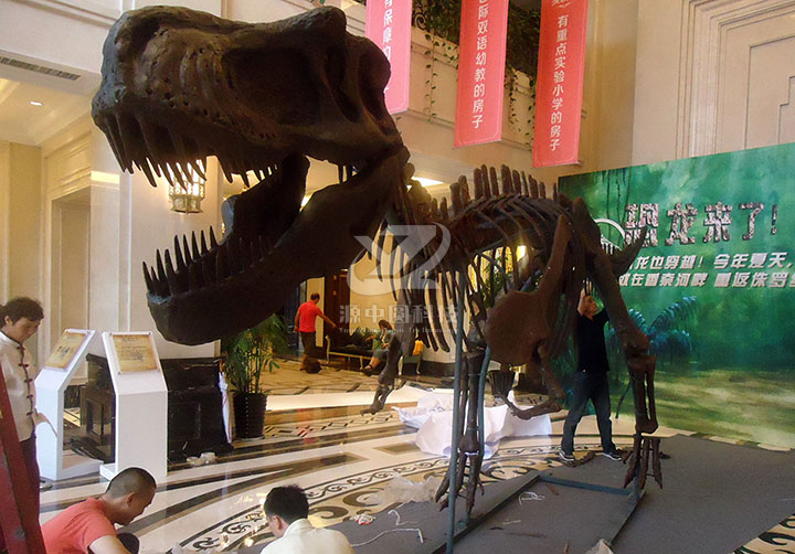 户外展示的恐龙化石模型