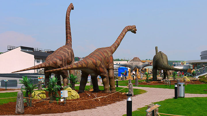 利用逼真的仿真恐龙模型吸引更多的游客