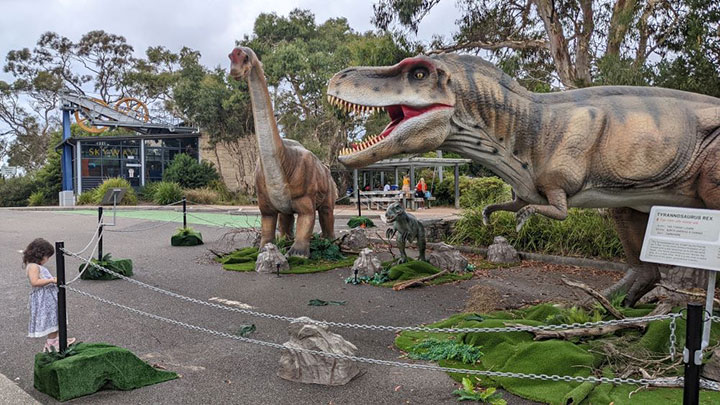 仿真恐龙打造公园内创意景观