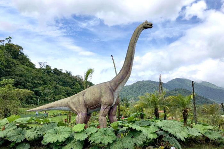 仿真恐龙在自然风景区展出