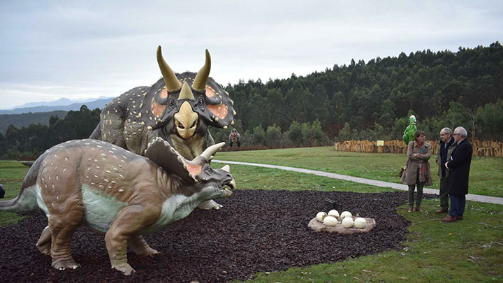 用科技与艺术再现恐龙时代的辉煌：一个逼真仿真恐龙展览的背后