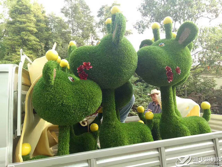可爱的绿雕动物