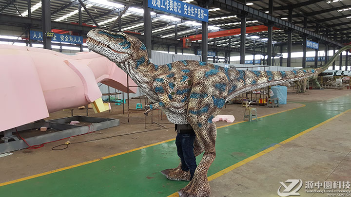 人穿恐龙衣服